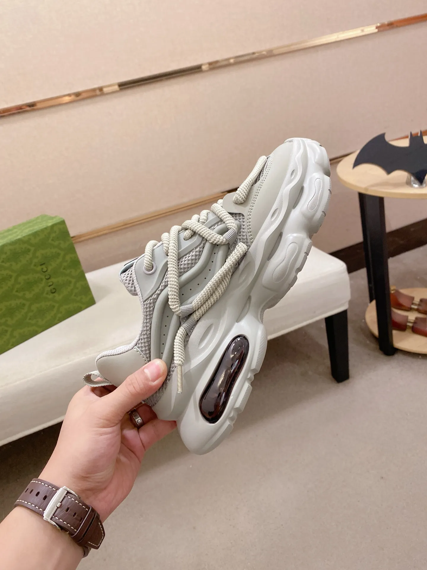 Men's shoes 💰 480💰🇮🇹🇮🇹GUCCI (Gucci) top 🔍🔍 new models are on sale at the same time at the counter. The upper 🇮🇹 is made of top-grain cowhide imported from Italy. Fully imported genuine leather lining 💪💪, completely 1⃣️ to 1⃣️ replica 🇮🇹💪💪, ⚠ sole: original sole provided by the original factory, exclusive movable molded sole super comfortable, ⚠ original factory follow-up, 🔍🔍 high quality, you can go in and out of the counter at will, welcome to compare⚠. Code number:38-44
